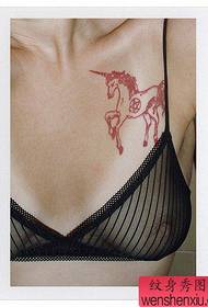 disegno del tatuaggio unicorno color petto