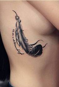 szexi női mellkas gyönyörű toll tetoválás mintás képet