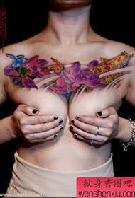 silný ženský hrudník lotus koi motýľ tetovanie vzor