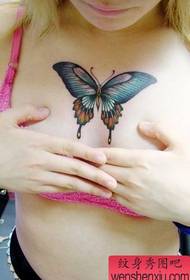 llamativa imagen de tatuaje de mariposa en el pecho