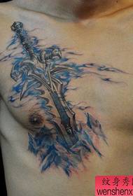 mužská hruď s tetovacím vzorom meča