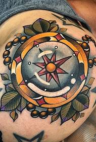плече європейської та американської школи татуювання циркуля компас