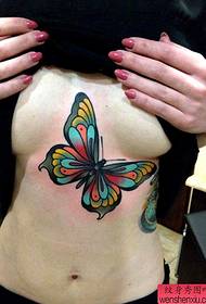 rekomandojmë një punë tatuazhi me flutur me ngjyra të gjoksit