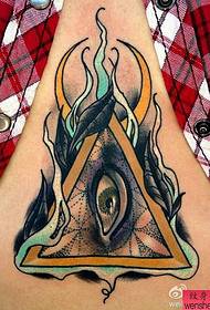 un modello di tatuaggio personalizzato per gli occhi sul petto