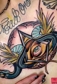 Ein God Eye Snake Tattoo auf der Brust