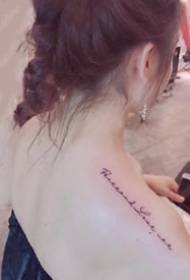 9 maži švieži angliškos abėcėlės tatuiruotės piešiniai ant merginų pečių