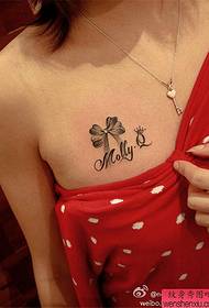 Татуювання татуювання татуювання жінки на грудях лука працює