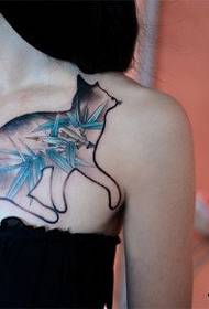 κορίτσια μπροστά στήθος τάση κλασικό μοτίβο τατουάζ γάτα