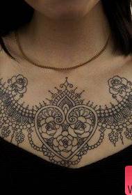 κορίτσια μπροστά στο στήθος δημοφιλή όμορφη δαντέλα τατουάζ σχέδιο δαντέλα