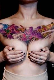 cheo de cadros de tatuaxe de luras de ouro no peito