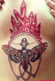 immagine tatuaggio mostra raccomandata una falena color petto donna Tattoo funziona