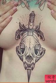 Tatuaggio pugnale sul petto da donna