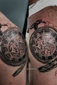 Europese zakhorloge tattoo mannelijke schouder zwart zakhorloge tattoo foto