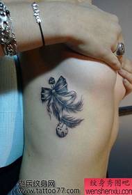 padrão de tatuagem de arco de peito de beleza lateral