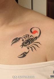 lányok mellkasának klasszikus trendje a totem skorpió tetoválás mintája