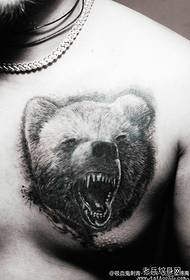 El pit d’home és un bonic patró de tatuatge d’ós negre
