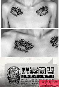 mannelijke voorkant borst klassiek populair boksen tattoo patroon