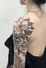 Tatuagem de flor no ombro - um conjunto de tatuagens de flores no ombro em preto e cinza para os ombros