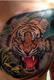 colore del petto maschile di personalità Immagine del modello del tatuaggio della testa di tigre prepotente