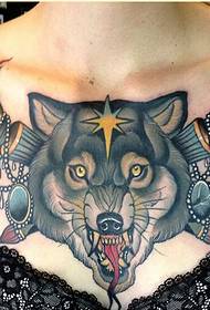 Sexy nwanyi obi agba agba anụ ọhịa wolf tattoo ụkpụrụ