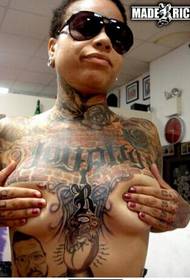 grande tatuaggio di personalità del petto di ragazze sexy straniere