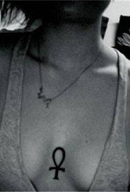 mergaičių krūtinės asmenybės raktas seksualus tatuiruotės modelis