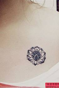 kız göğüs siyah gri lotus kişilik dövme deseni