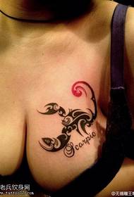 အမျိုးသမီးရင်ဘတ် Totem ကင်းမြီးကောက် tatoo ပုံစံ