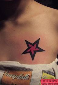 Këscht kreativ fënnefpunkte Star Tattooen