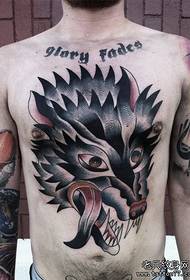 Die Brustmode des Jungen ist ein cooles Wolfskopf-Tattoo-Muster