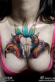 女性胸部大V羚羊纹身图案
