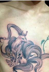 момче гърдите класически класически красив девет опашка лисица татуировка снимка