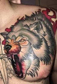 Fantje živalskih tetovaž Baile so na ramenih slikali živalske tetovaže Baile