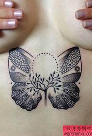 στήθος Εδώ είναι ένα εξατομικευμένο μοτίβο τατουάζ πεταλούδα