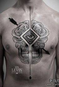 en mans bröst med en rad tatueringar