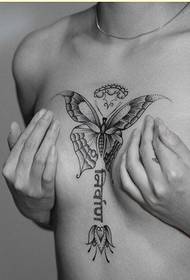 σέξι γυναικεία στήθος όμορφη αναζητούν πεταλούδα εικόνα τατουάζ εικόνα