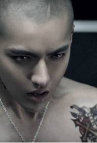 Chinese tattoo ster Wu Yifan schouder geschilderde bloem tattoo foto