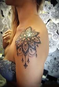 satu set tato totem van Gogh berfungsi di bahu