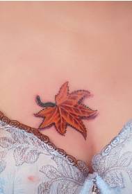 sexig skönhet bröstet vackert ser lönnblad tatuering mönster bild
