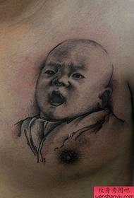 un simpatico tatuaggio ritratto del bambino sul petto