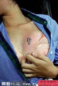 grožio krūtinė populiarus gražus totemo drugelio tatuiruotės modelis
