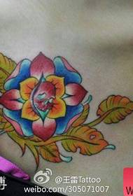 modello di tatuaggio floreale popolare bel colore petto di bellezza