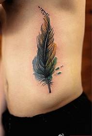 un patrón de tatuaxe de plumas no peito