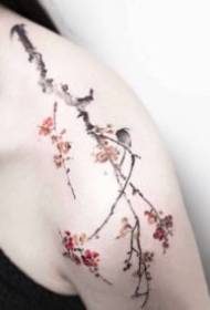 Mic tatuaj cu flori proaspete cu fete grup de umeri cu poze mici cu flori proaspete de tatuaje