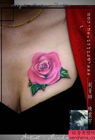 ljepota prsa lijepa izgleda uzorak ružičaste tetovaže