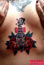 seksīgs skolas rožu tetovējuma raksts zem krūtīm