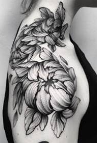 Tattoos Gualainn: Tattois Sexy Floral ar Ghuaillí na mBan