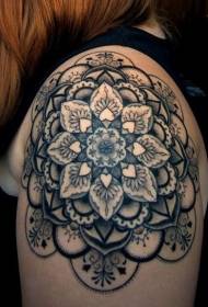 modello femminile tatuaggio mandala carino spalla fiore