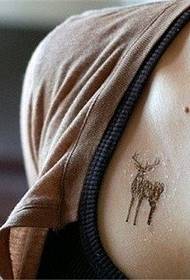Mädchen Brust niedlichen Hirsch Tattoo Muster