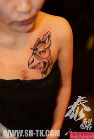 mergaitės krūtinė yra labai individualus brangakmenių šuns tatuiruotės modelis